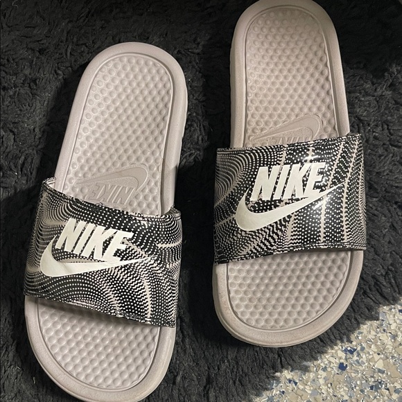 Nike Monochrome Slide Sandals - Picture 1 of 4